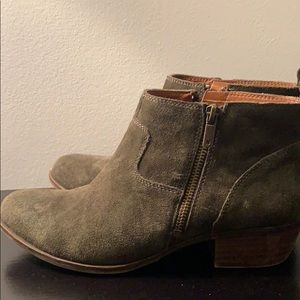 Forest green cute low bootie in very good shape.